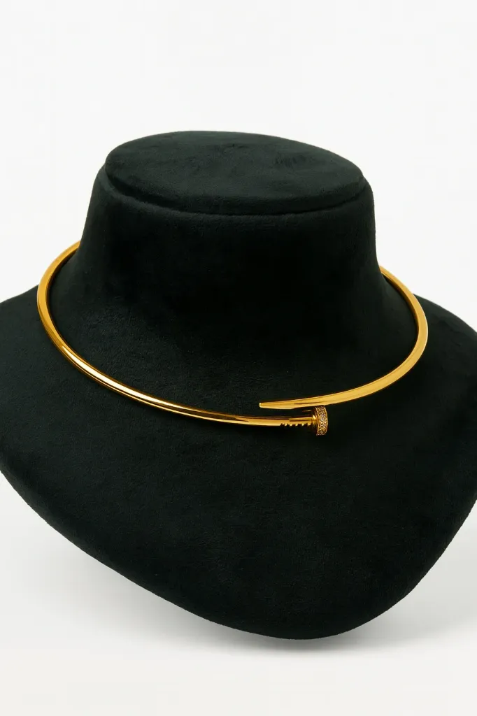 20251213_1702_Professional Gold Necklace_remix_01kcbqp07cfbz9yakwzmce57vx.webp